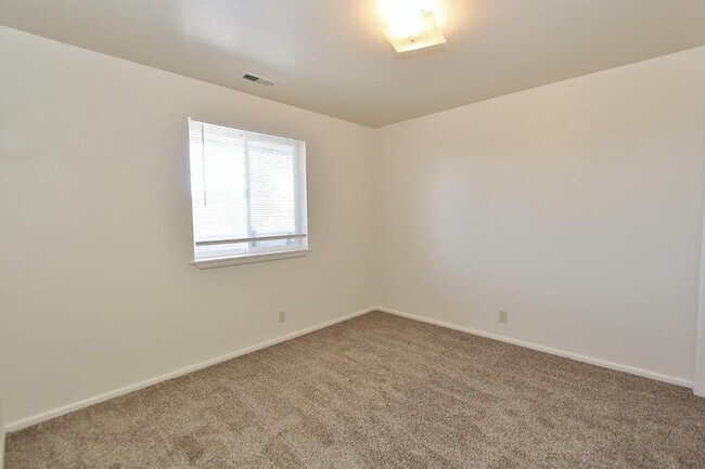 Building Photo - 551 N Moffatt Ave
