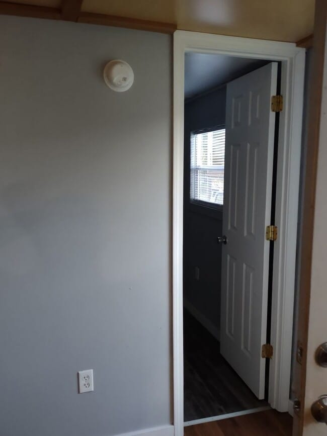Building Photo - 3 BDRM - 1.5 BA SINGLEWIDE MOBILE-  INSIDE...