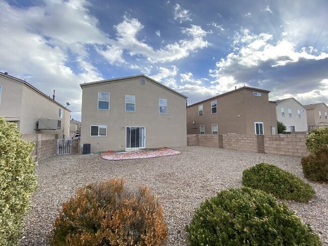 Building Photo - LOTS OF SPACE - LARGE 3 BR PLUS LOFT!