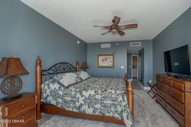 Building Photo - 241 Riverside Dr