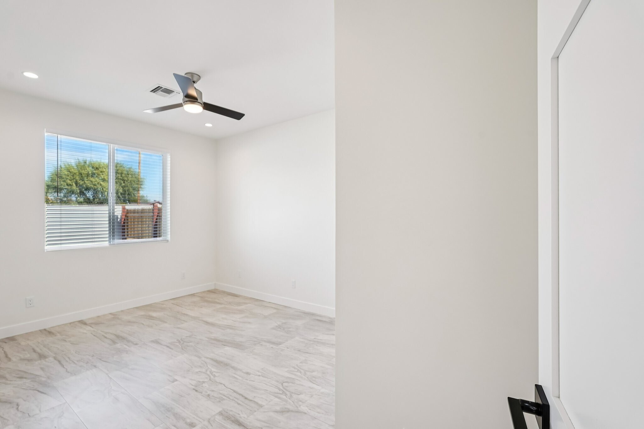 Building Photo - 910 E Roma Ave