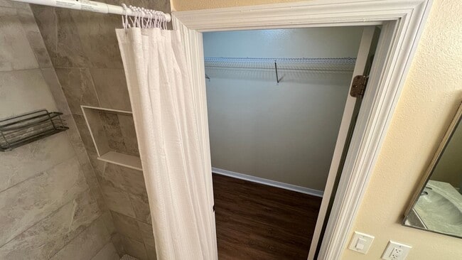 Building Photo - Bright & Spacious 3/2 Home with Huge Yard + Screened Patio — Lawn Care Included!