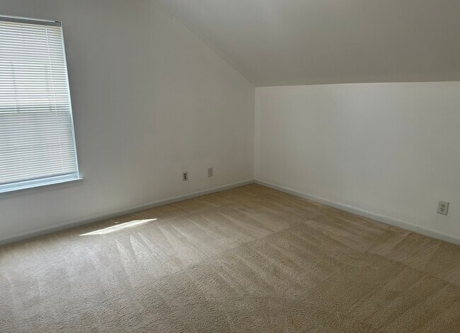 Building Photo - 1519 Hamilton Hills Dr