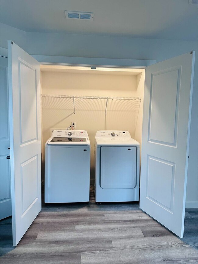 Building Photo - Modern 3BR / 2.5BA Townhome in a Prime Location – Washer/Dryer Included