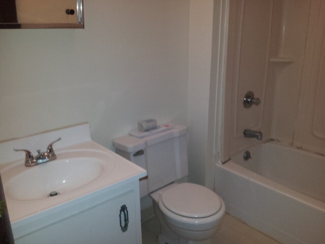 Full Bathroom - 298 Duer St