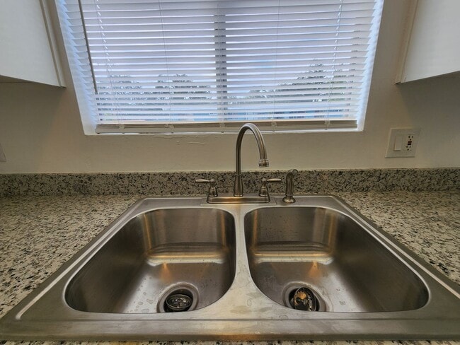 Building Photo - 1075 Delport Ave