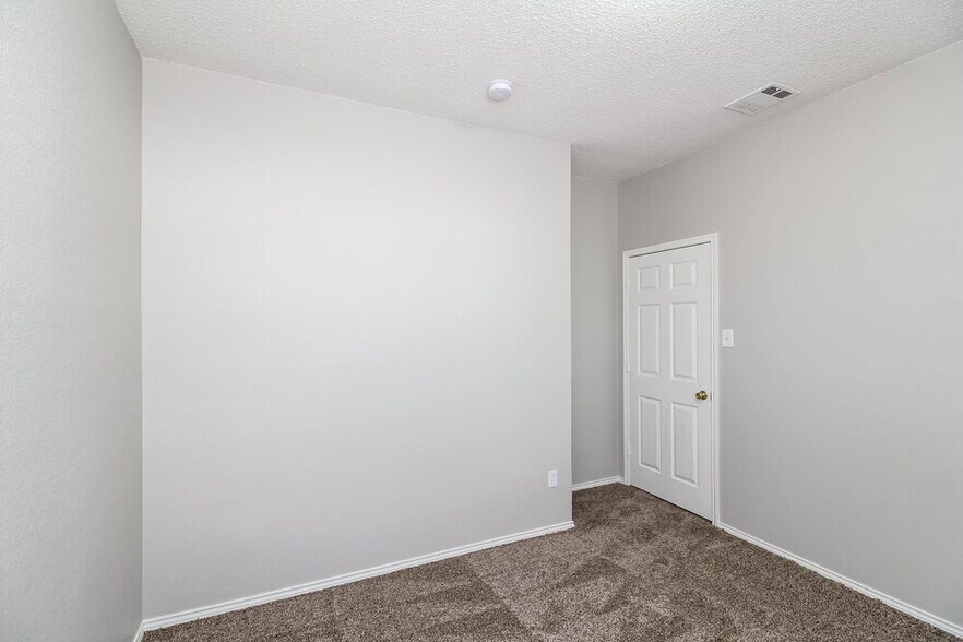 Building Photo - 816 Parker Dr