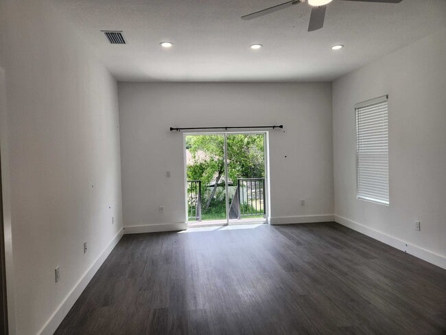 Building Photo - 309 Lakewood Ln