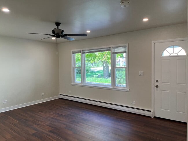 Building Photo - 209 W Maple Ave