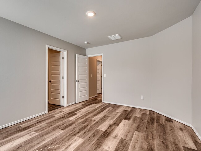 Building Photo - Home Close to Surrey Hills + 3 bedrooms