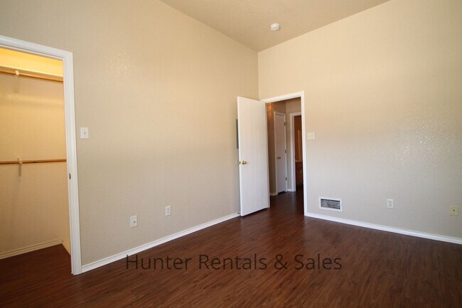 Building Photo - Fall Move!