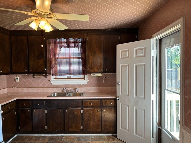 Building Photo - Charming 4-Bedroom Home in North Highland ...