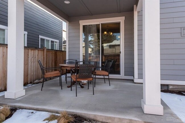 Building Photo - Well maintained home in SE Bend with AC!