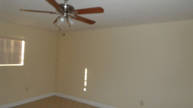 Building Photo - 3BED/2BATH house with Large fenced backyard and split floorplan!