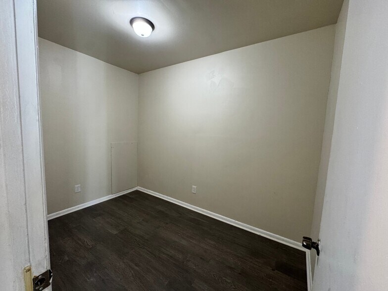 Building Photo - 1105 W 4th St