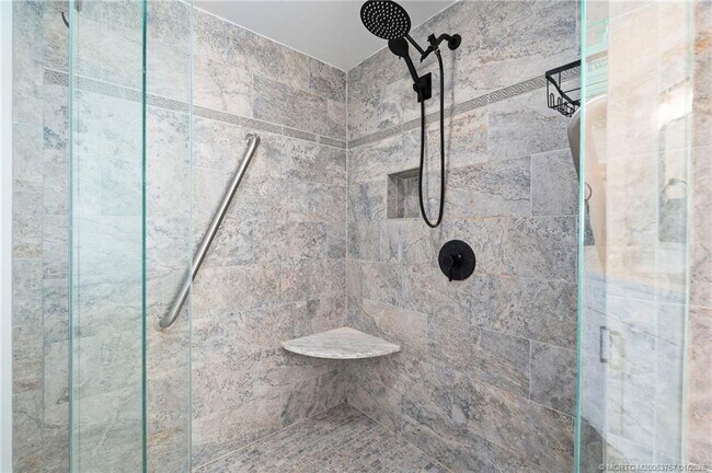 Building Photo - 625 NW North River Dr