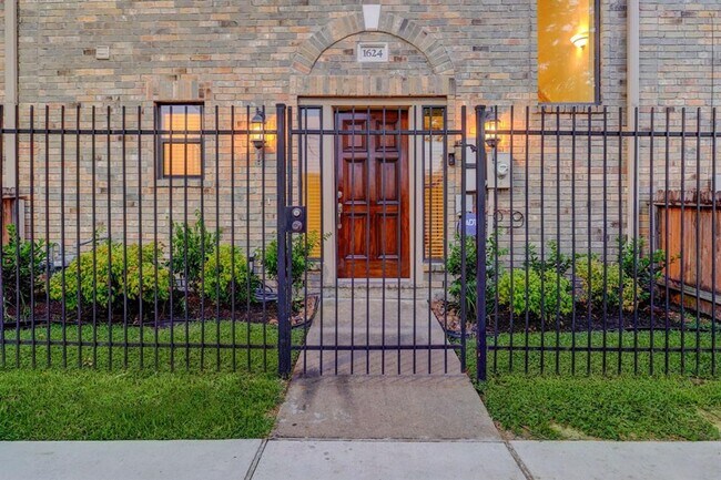 Building Photo - Impeccably Maintained Midtown Townhome wit...