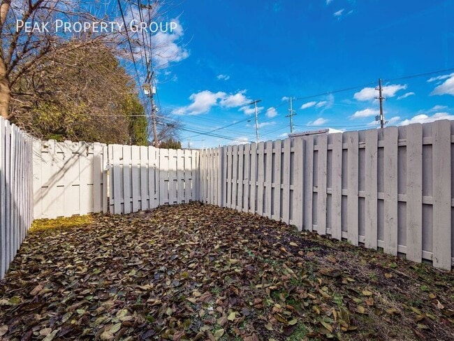 Building Photo - 417 E Mithoff St