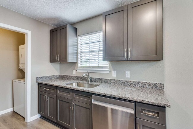 Building Photo - Updated & Conveniently Located 2 Bedroom Apartment in South Fort Worth
