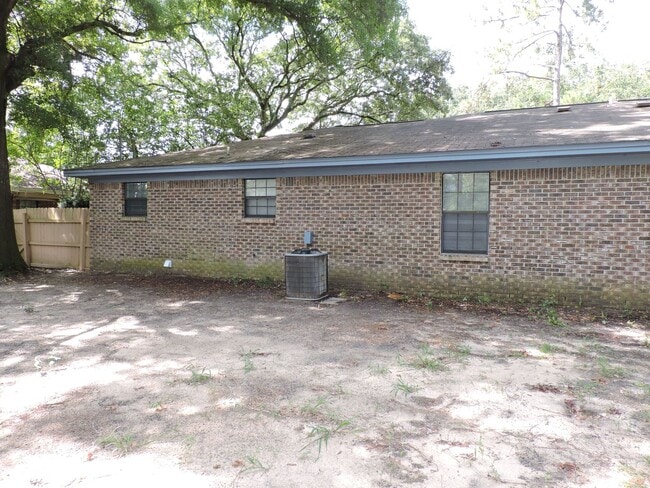 Building Photo - Convenient Norttheast location!
