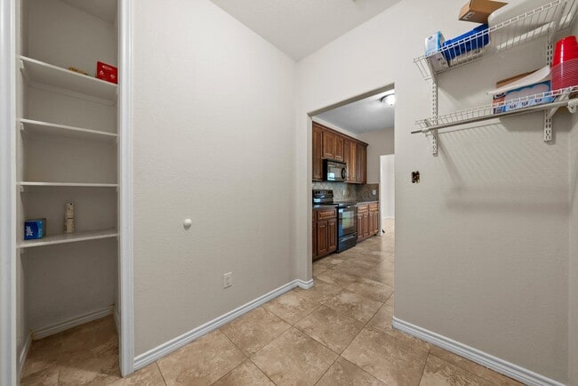 Building Photo - 136 W Maple Dr