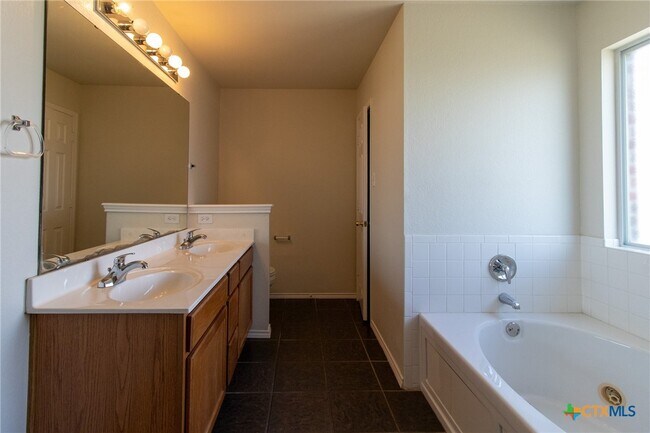 Building Photo - 3803 Lyna Ct