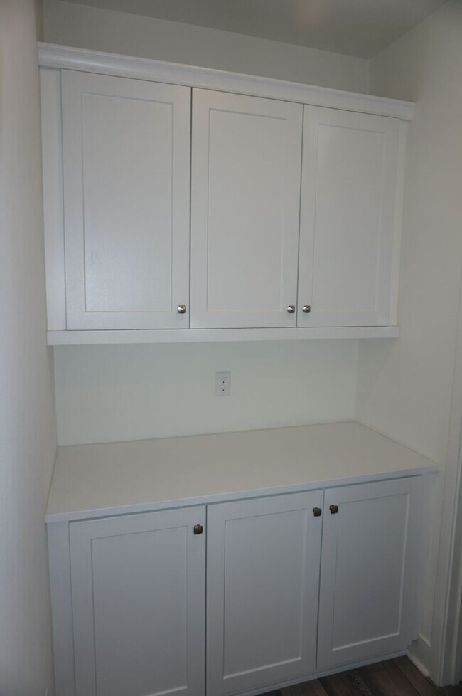 Building Photo - Beautiful 2 Bed 2.5 Bath End Unit with Lof...