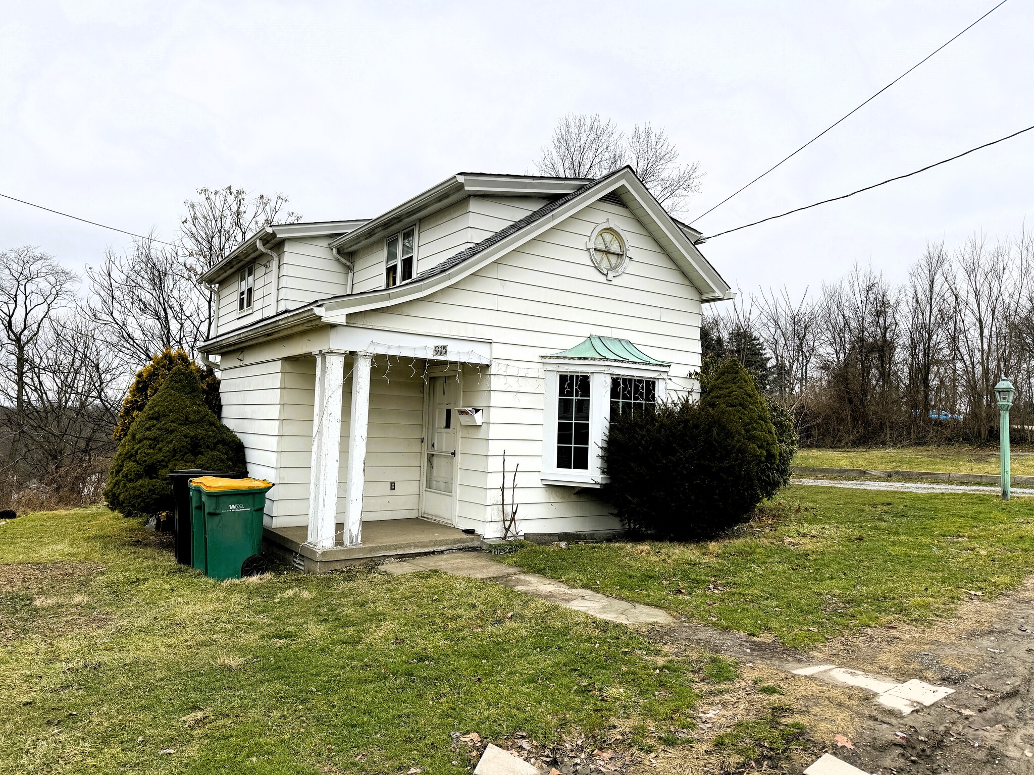 Building Photo - 915 Perry Hwy