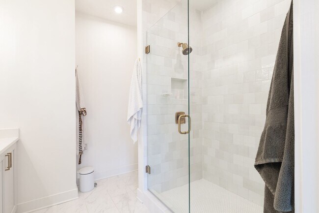 Building Photo - Stylish End-Unit Townhome Minutes From Gra...