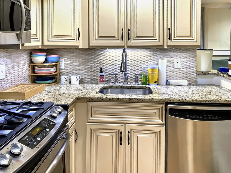 Kitchen area, dishwasher. - 328 Garden St