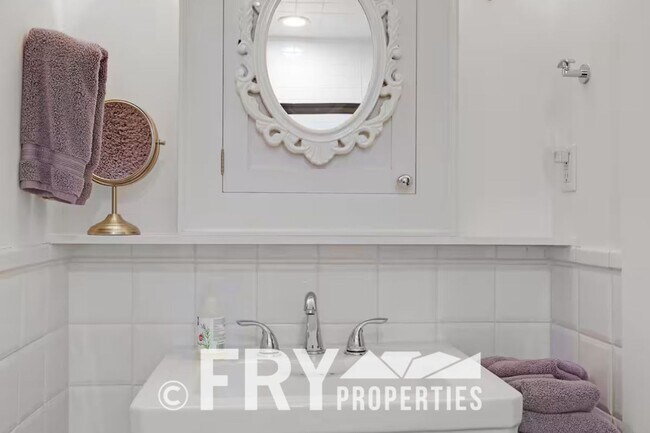 Building Photo - Classic Bungalow in Amazing Location