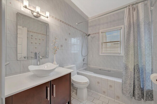Building Photo - Stunning Annual Rental: Luxury Coastal Liv...