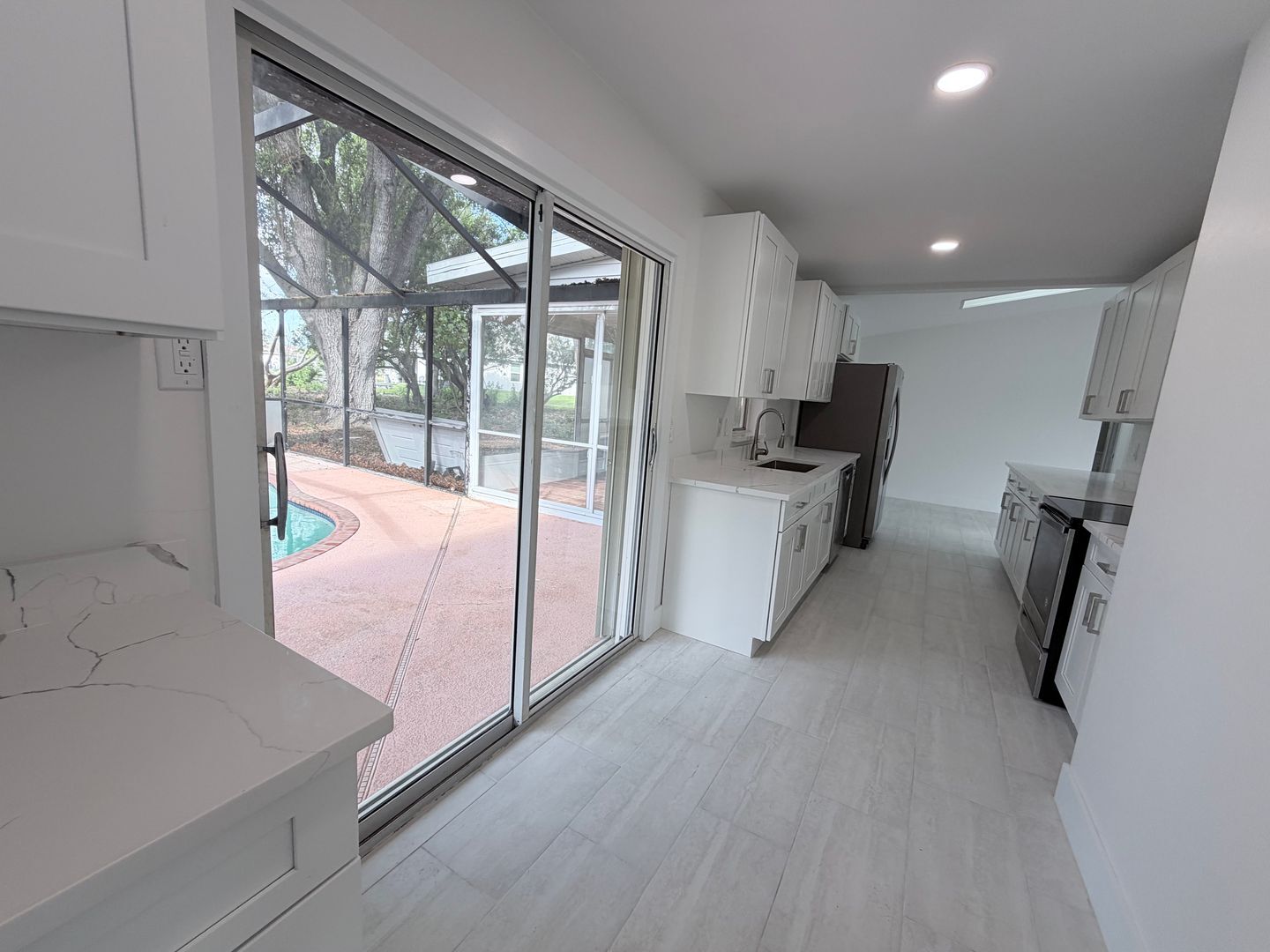 Building Photo - SECTION 8!!! 3/2 pool home with 2 BONUS ROOMS AVAILABLE 09/01/2026