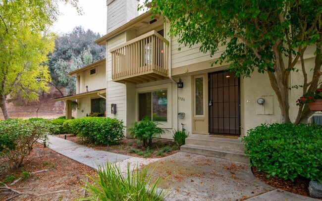 Building Photo - 3 Bedroom, 2.5 Bathroom Townhome!