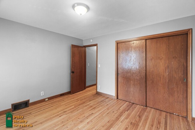 Building Photo - 2 Bedroom Home in Maplewood