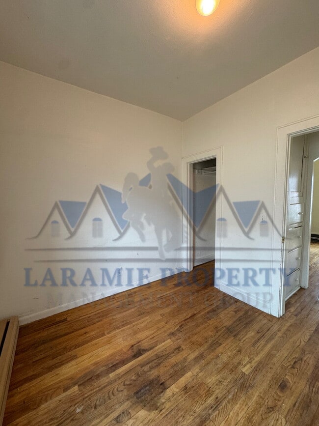 Building Photo - 3 Bedroom 1 Bathroom Apartment