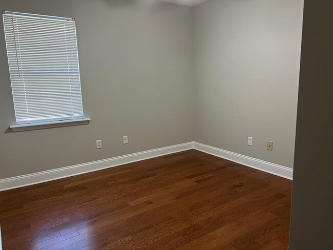 Building Photo - 112 Oakwood Ct