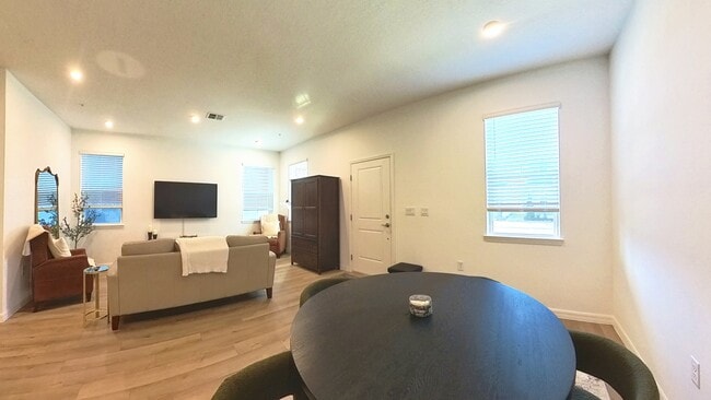 Building Photo - 554 Orient Ave