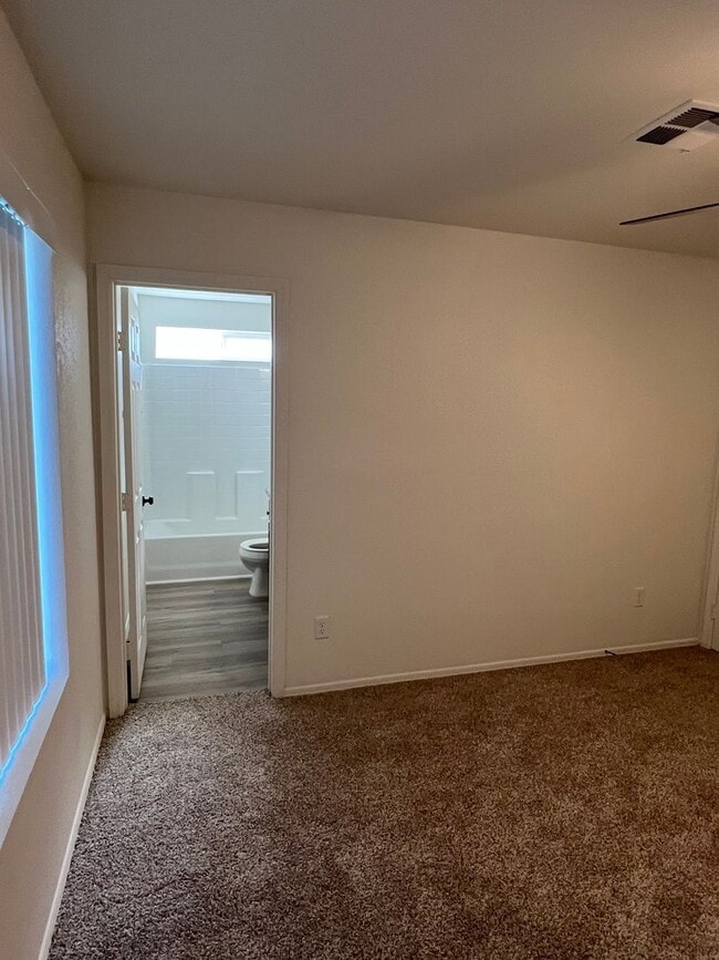 Building Photo - 4 BEDROOM HOME!