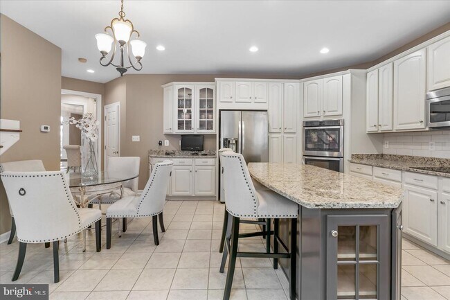 Building Photo - 1710 Stone Ivy Pl