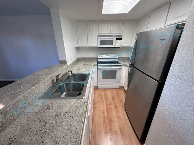 Building Photo - Charming 2-Bed Condo in Clackamas – Perfec...