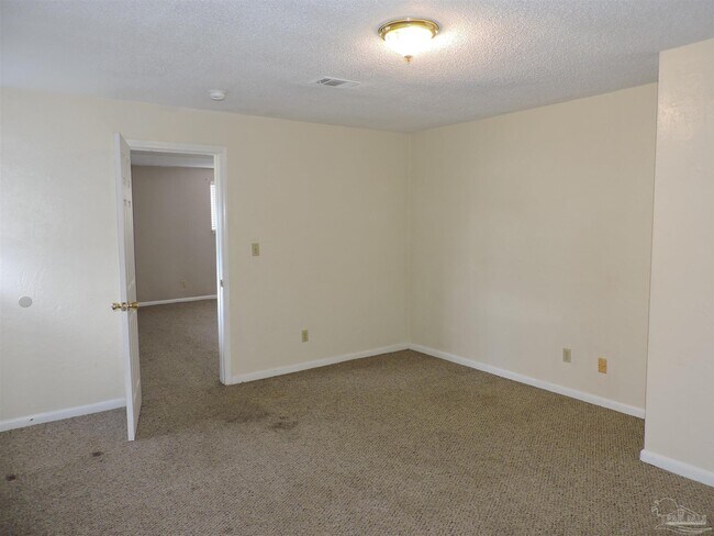 Building Photo - 2108 W Lakeview Ave