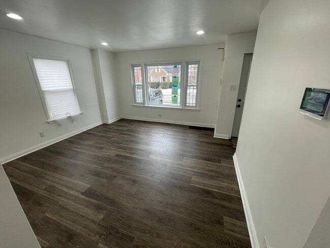 Building Photo - 228 E 141st St