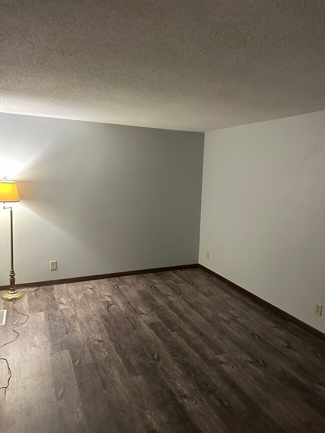 Building Photo - 1765 Valley Dr