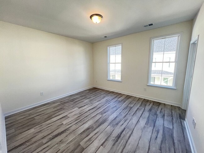 Building Photo - Luxury 2BR Townhome in Market Common | Walkable + Pool | Available Now