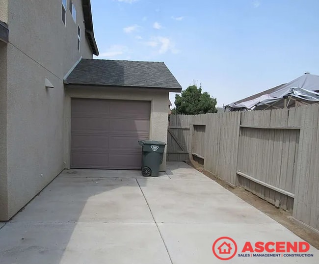 Building Photo - Large Two Story Home Near Golden Valley Hi...