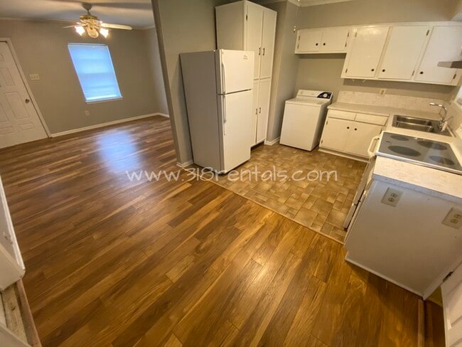 Building Photo - Swan Lake home available