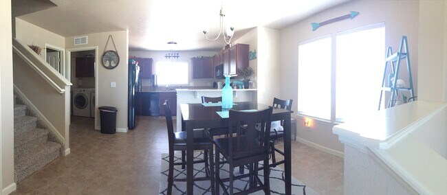 Building Photo - Southern Facing End 3 Bedroom Townhome