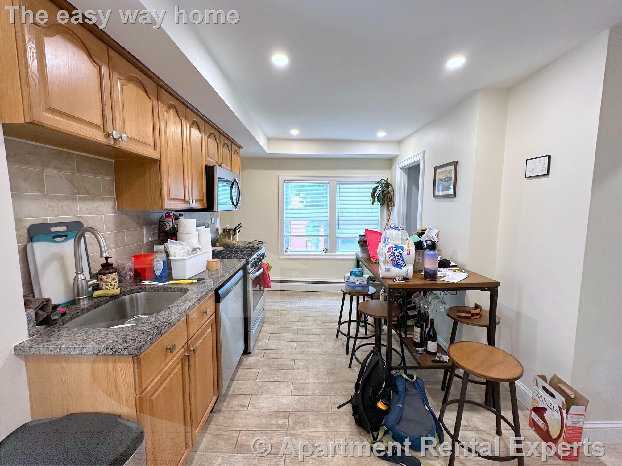 Building Photo - 164 Charles St