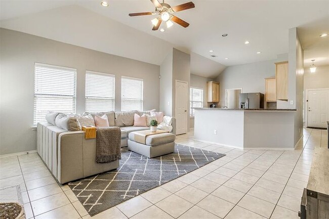 Living room - 1008 Long Pointe Ave